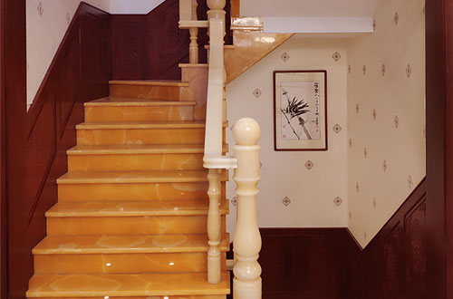 美兰中式别墅室内汉白玉石楼梯的定制安装装饰效果